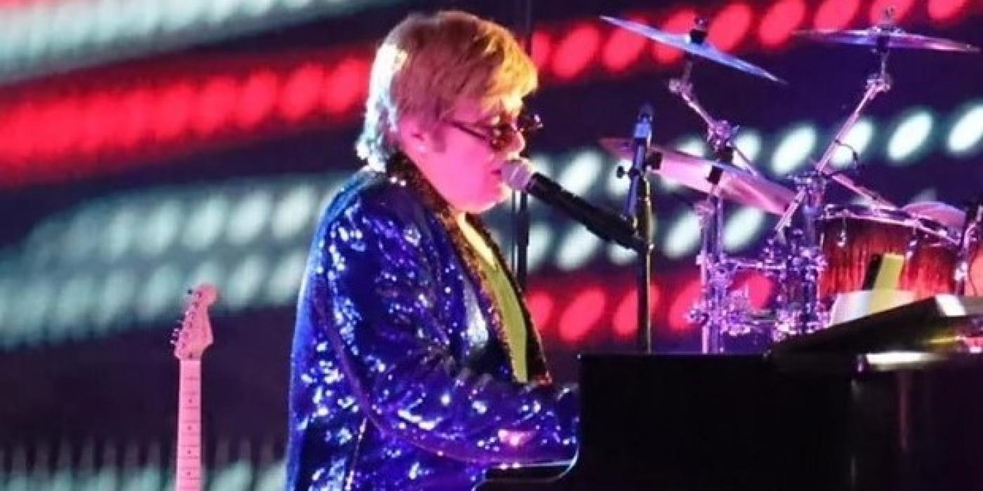 elton john plays piano