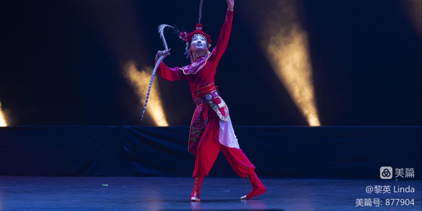 Spring Festival Gala solo dancer dressed in red costume