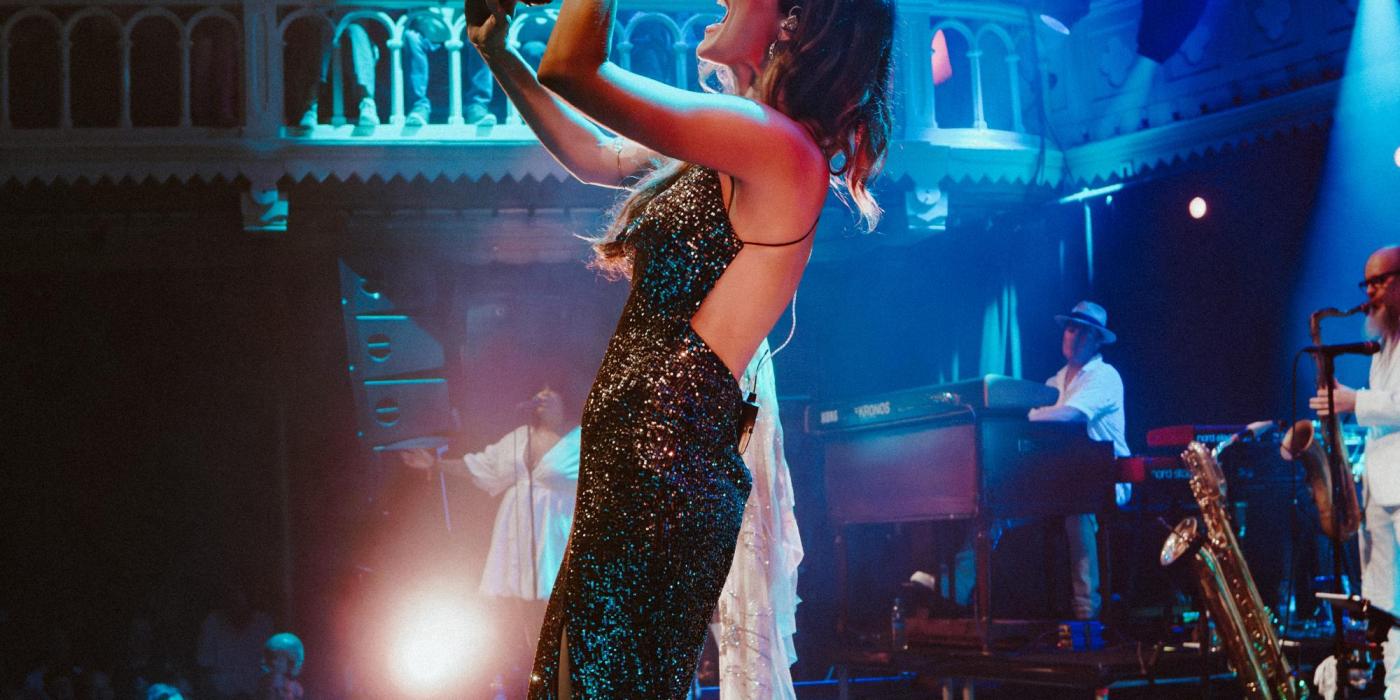 Joss Stone singing on stage