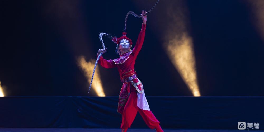 Spring Festival Gala solo dancer dressed in red costume