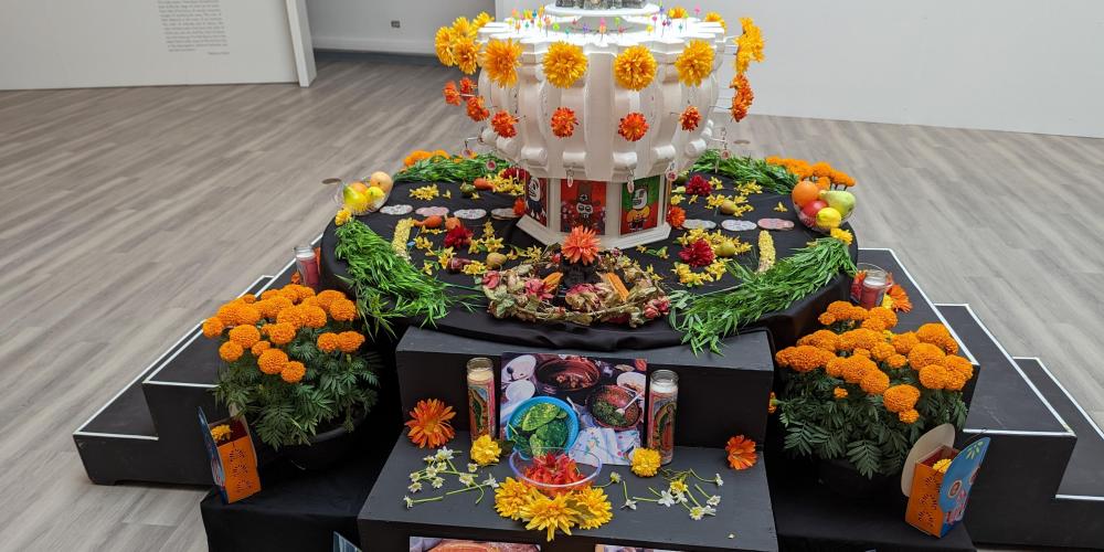Image of a colorful dia de los muertos altar