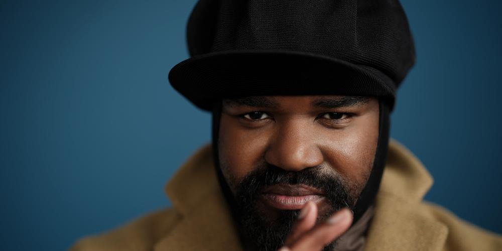 Portrait of Gregory Porter with blue background