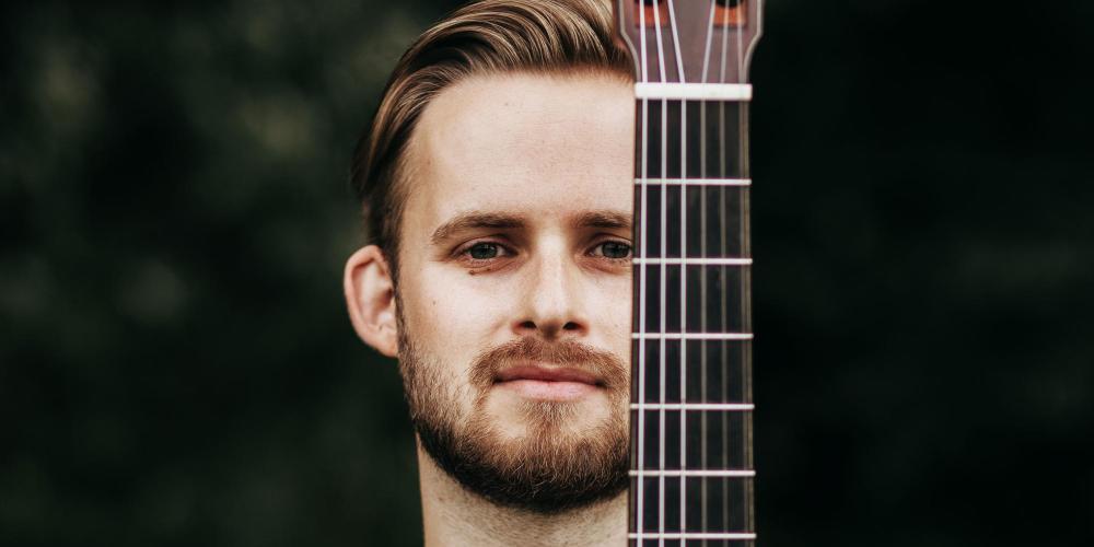 Soenke Meinen holding his guitar