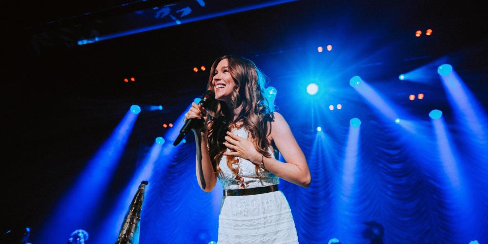 Joss Stone singing on stage