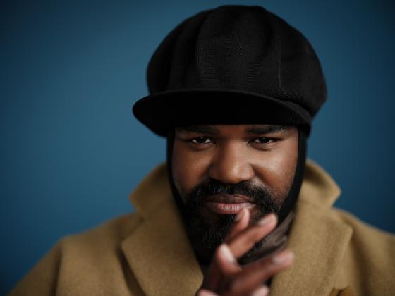 Portrait of Gregory Porter with blue background
