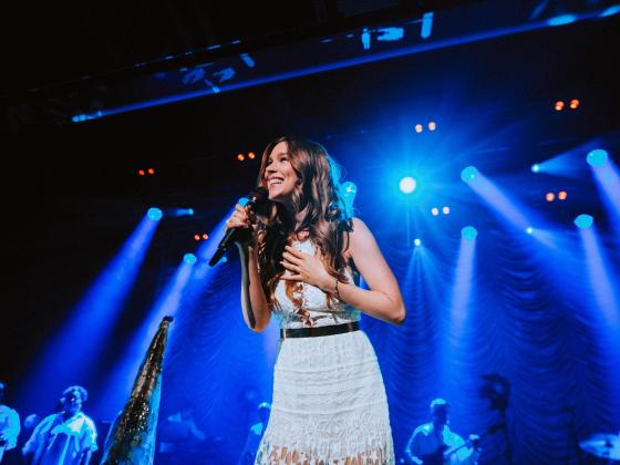 Joss Stone singing on stage