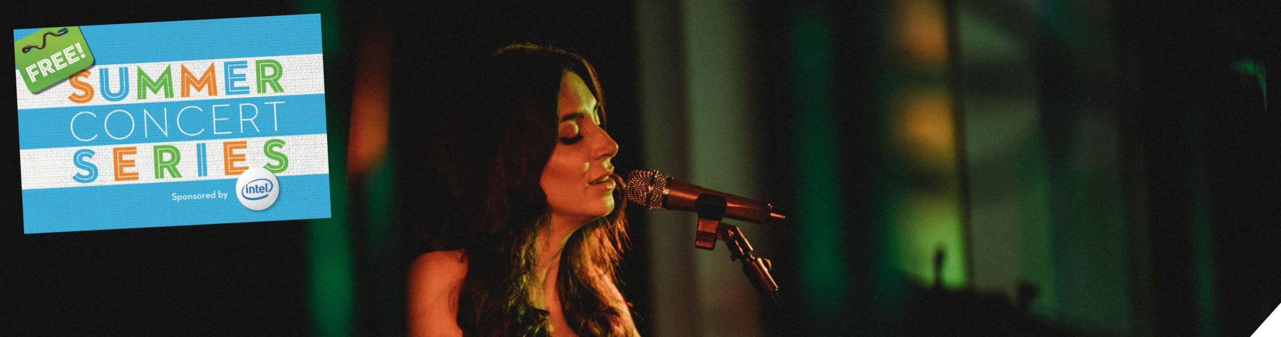 Kim Weston, wearing a green dress, sings into a microphone.